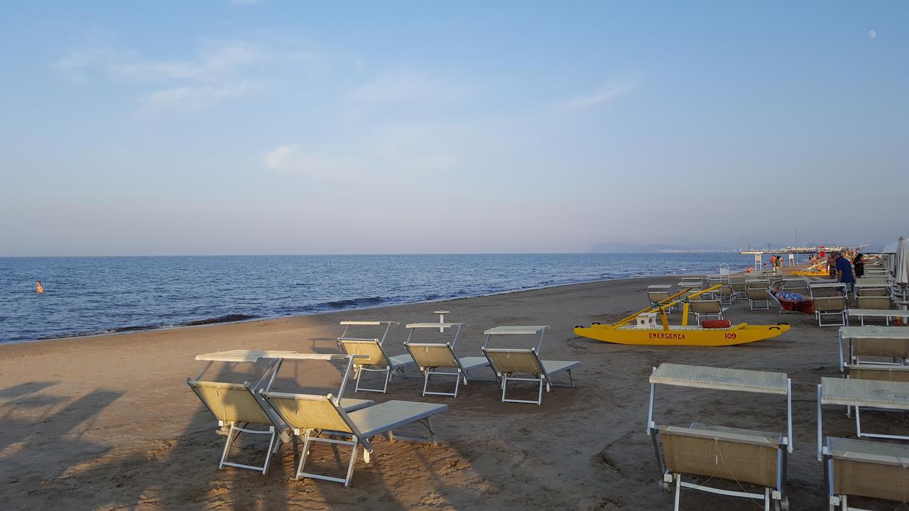 Hotel Le Vele Riccione Bagian luar foto