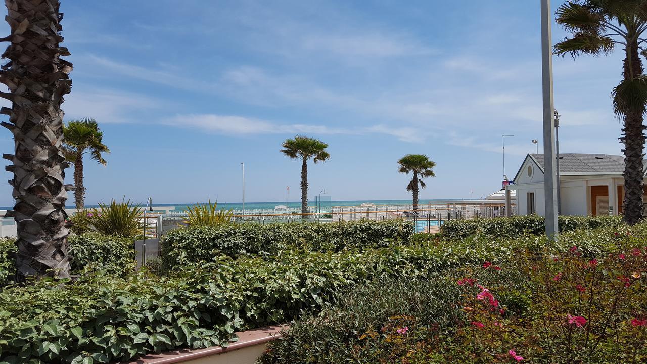 Hotel Le Vele Riccione Bagian luar foto